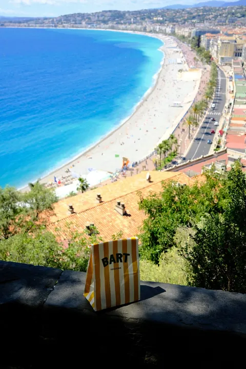 Sac Bart rayé face à la baie de Nice