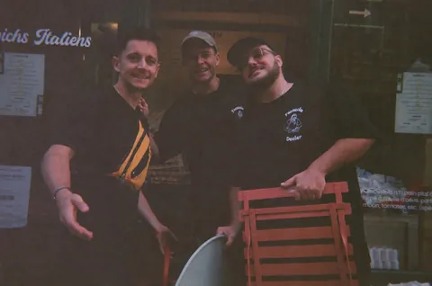 Les trois fondateurs de Bart devant la boutique, photo argentique