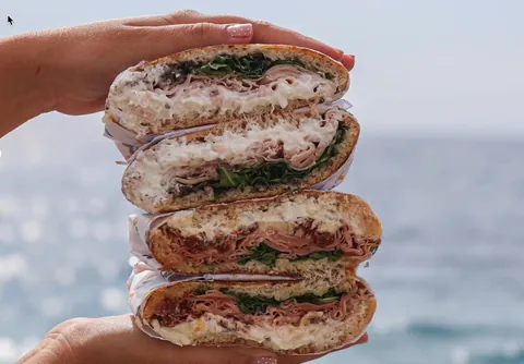 Focaccias garnies devant la mer
