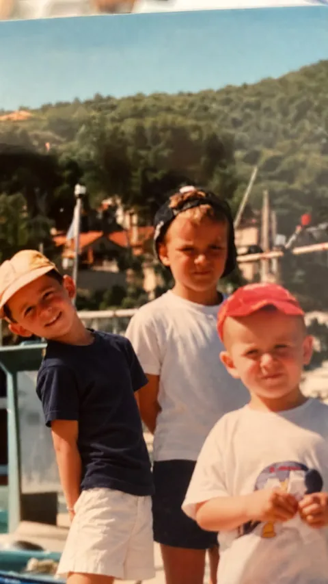 Les trois fondateurs de Bart enfants, en vacances