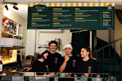 L'équipe Bart derrière le comptoir, sous le menu de la boutique