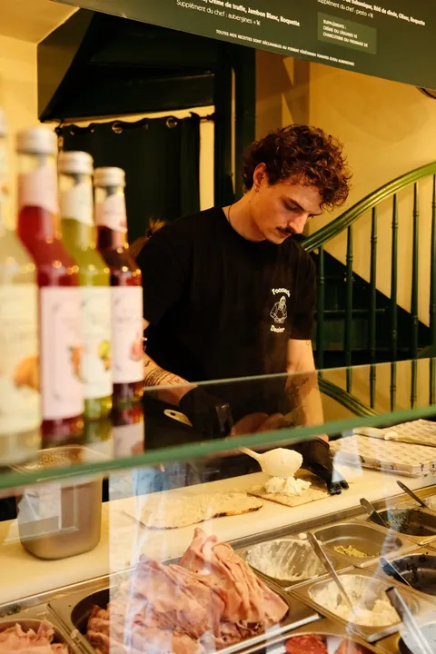 Focaccia garnie minute derrière le comptoir