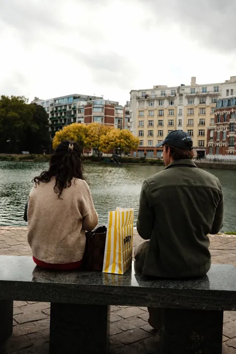 Pause au bord de la Deûle, un sac Bart rayé posé sur le banc