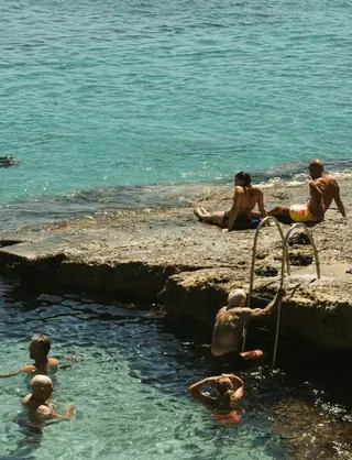 Baigneurs au bord de la Méditerranée