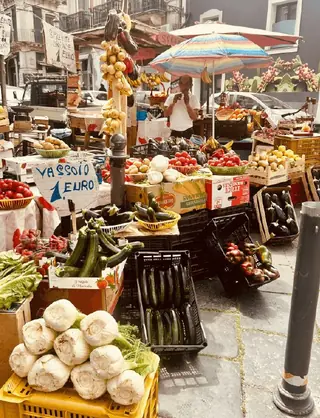 Étal de légumes sur un marché italien