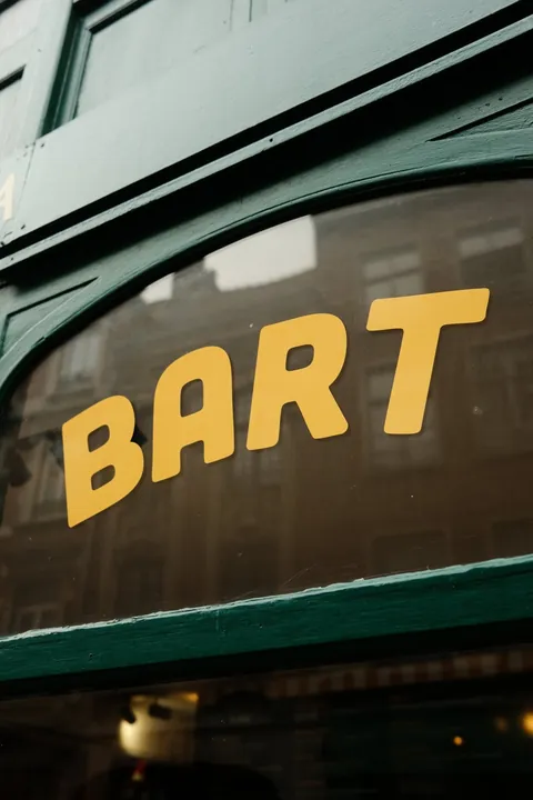 Lettrage BART sur la vitrine verte