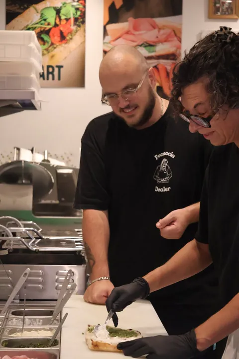 Formation au garnissage d'une focaccia en boutique