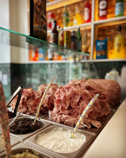 Charcuteries et stracciatella italiennes au comptoir